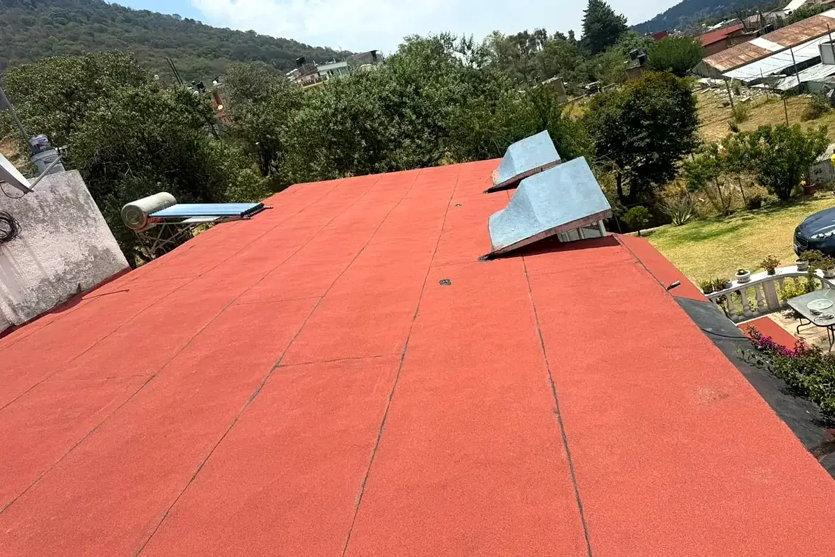 Azotea impermeabilizada en rojo con prefabricado, terminada
