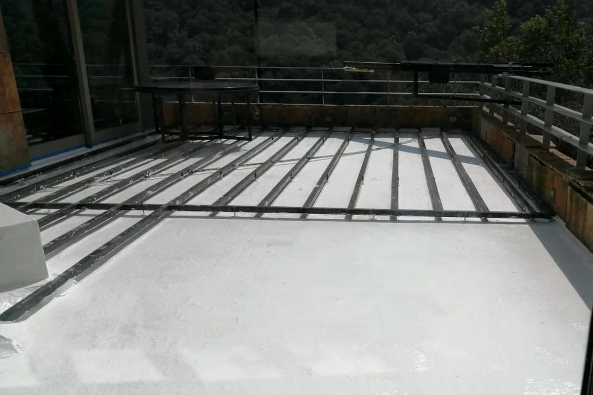 Terraza con vista al bosque terminada con Purifik en blanco reflectivo